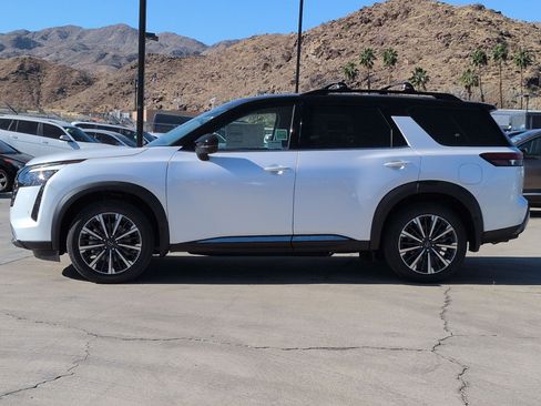 New 2026 Nissan Pathfinder Platinum image 3