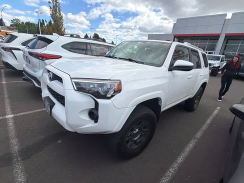 Used 2018 Toyota 4Runner SR5 AWD/4WD image 2