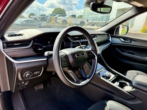 Used 2023 Jeep Grand Cherokee Altitude image 8