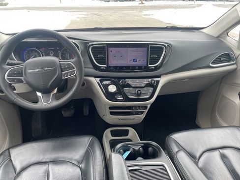 Used 2022 Chrysler Pacifica Touring-L image 3