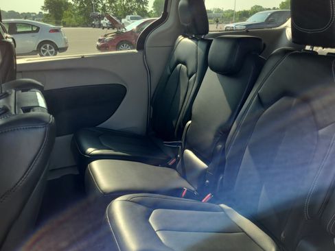 Used 2024 Chrysler Pacifica Touring-L w/ Uconnect Theater Family Group FWD image 10