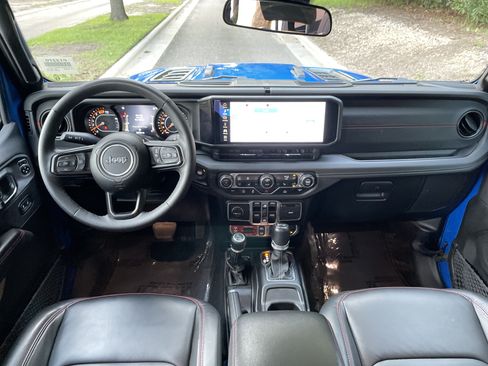 Used 2025 Jeep Wrangler Unlimited Rubicon w/ Convenience Group AWD/4WD image 26
