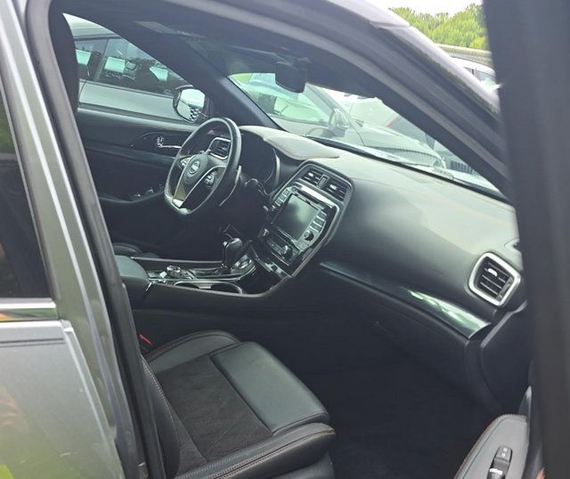 Used 2023 Nissan Maxima SR w/ Sport Mat Group FWD image 9