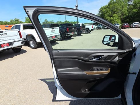 Used 2023 GMC Acadia SLE FWD image 12