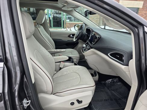 Used 2017 Chrysler Pacifica Limited image 15