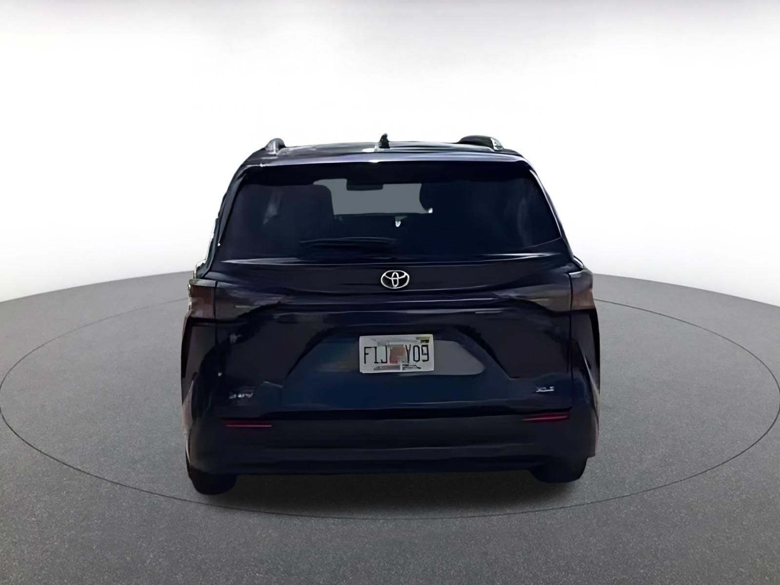 Used 2025 Toyota Sienna XLE FWD image 10