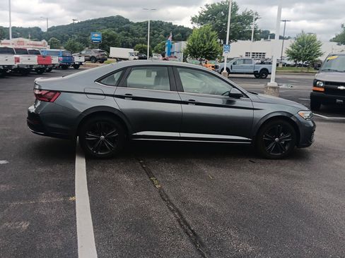 Used 2022 Volkswagen Jetta SE w/ Panoramic Sunroof Package FWD image 3