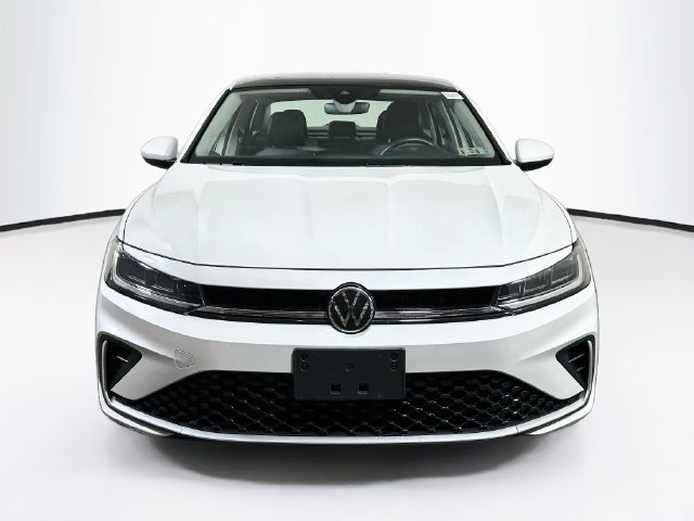 Used 2025 Volkswagen Jetta SE w/ Sunroof Package FWD image 2