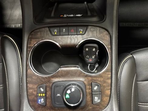 Used 2021 GMC Acadia Denali w/ Denali Technology Package FWD image 10