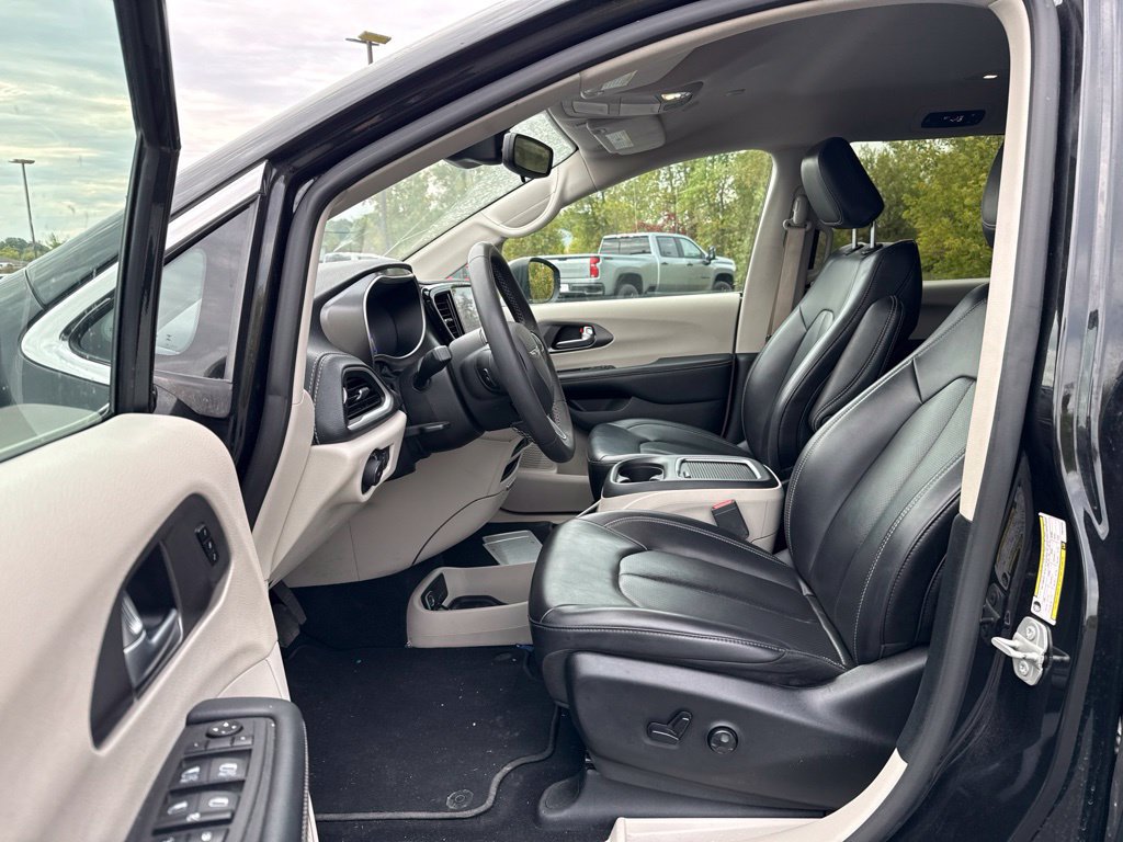 Used 2023 Chrysler Pacifica Touring-L FWD image 9