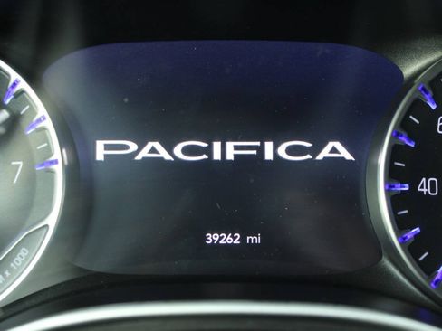 Used 2021 Chrysler Pacifica Touring-L FWD image 39
