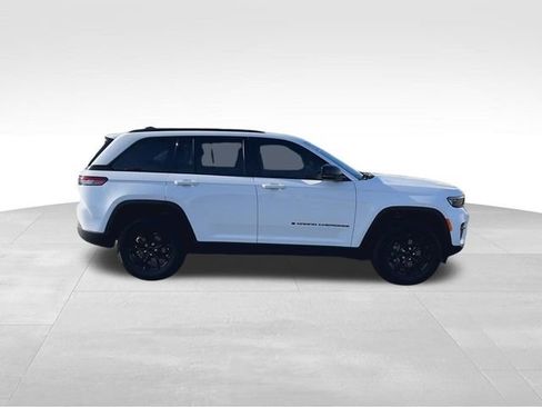 Used 2025 Jeep Grand Cherokee Altitude AWD/4WD image 11