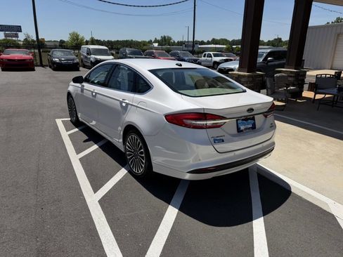 Used 2018 Ford Fusion SE w/ Fusion SE Technology Package FWD image 4