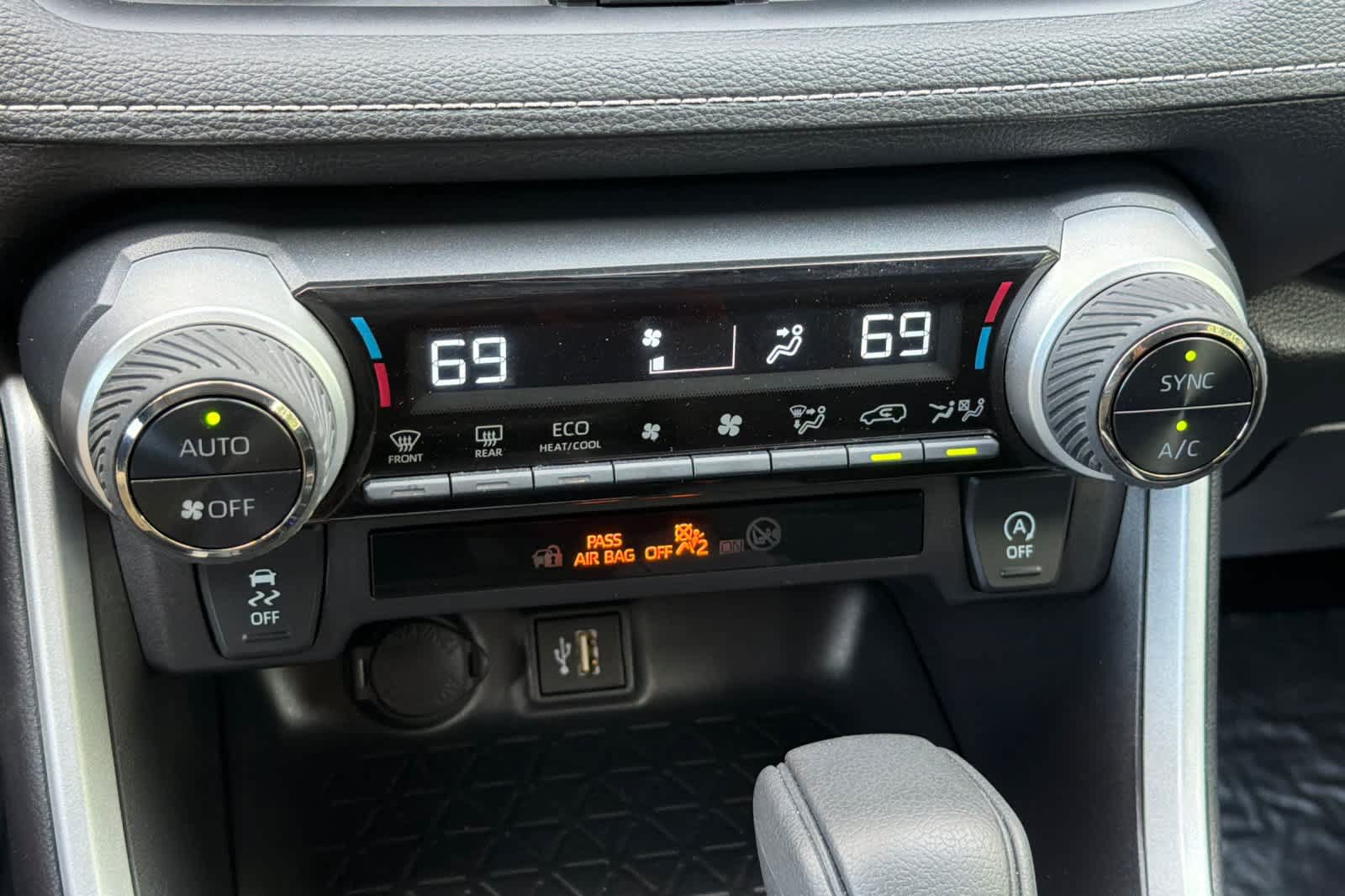 Used 2025 Toyota RAV4 XLE AWD/4WD image 22