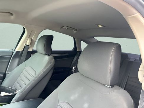 Used 2017 Ford Fusion SE FWD image 19