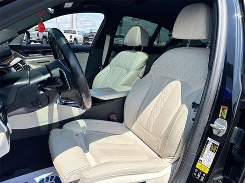 Used 2020 BMW M550i xDrive image 11