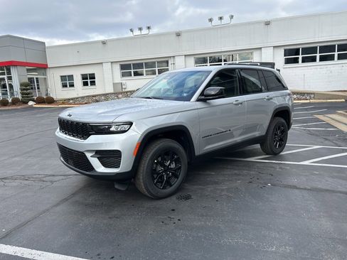 New 2025 Jeep Grand Cherokee 4WD image 6