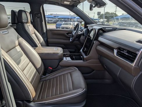 New 2025 GMC Yukon Denali Ultimate AWD/4WD image 35