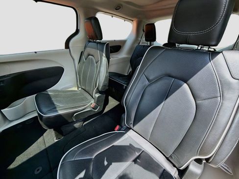 Used 2024 Chrysler Pacifica Limited FWD image 13