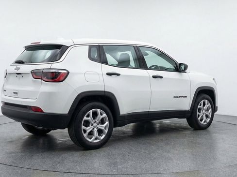 Used 2025 Jeep Compass Latitude AWD/4WD image 9