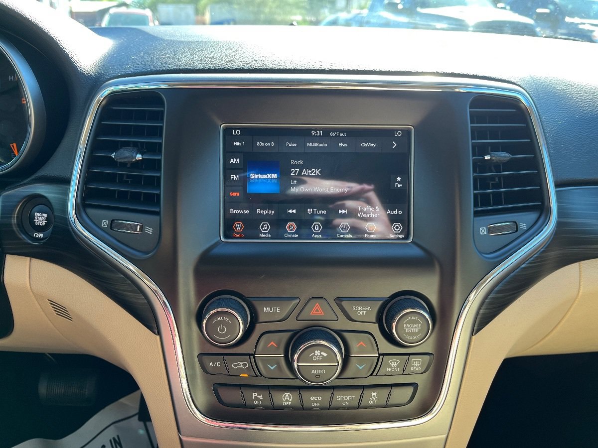 Used 2020 Jeep Grand Cherokee Laredo AWD/4WD image 13