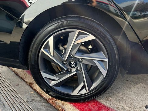 Used 2025 Hyundai Elantra SEL image 9