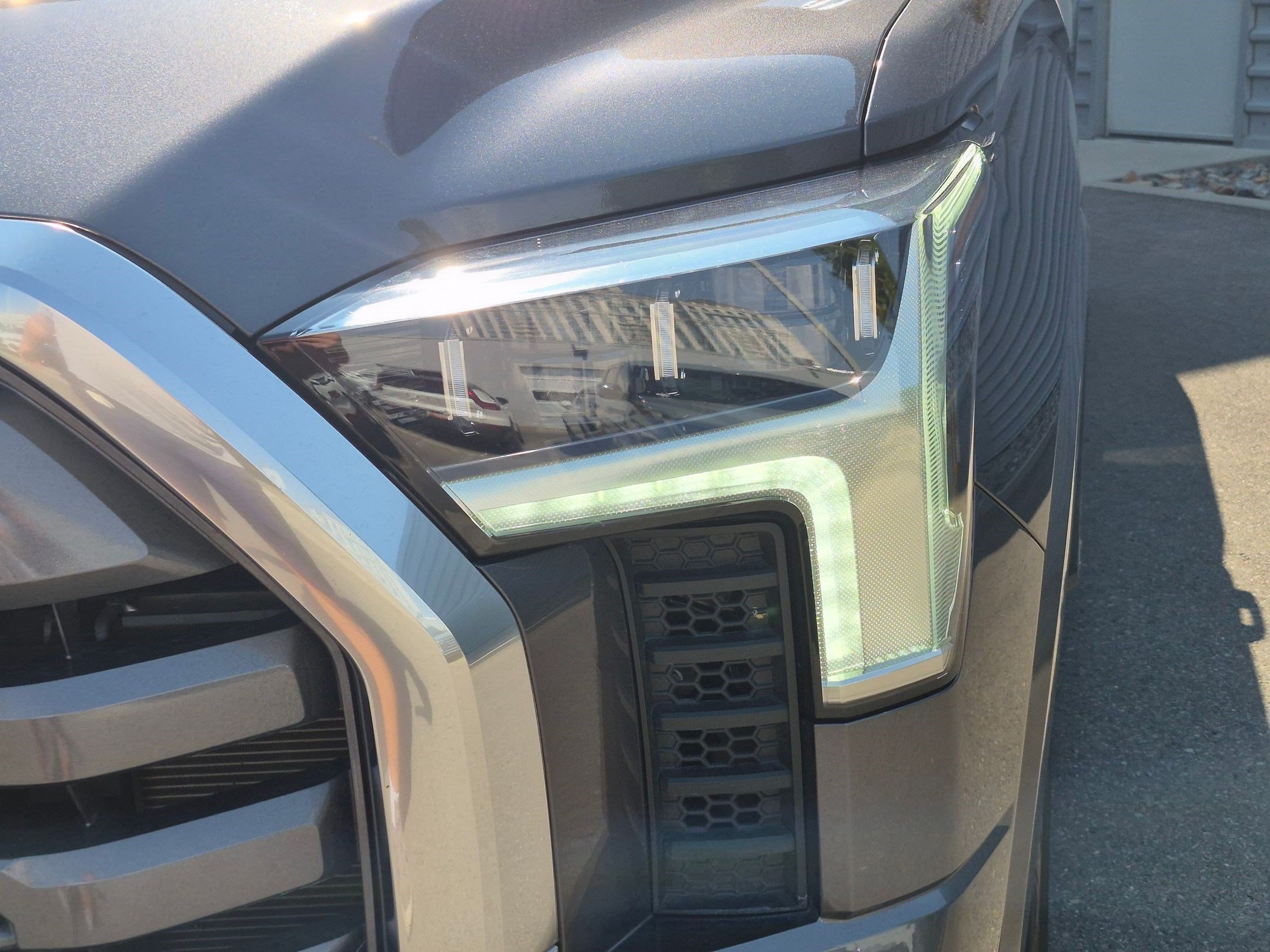 Used 2025 Toyota Tundra Limited AWD/4WD image 9