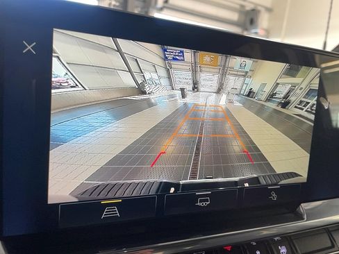 Used 2024 Chevrolet Silverado 2500 LT w/ Convenience Package image 8