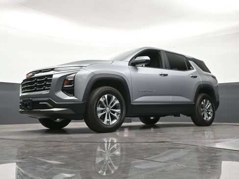 Used 2026 Chevrolet Equinox LT w/ Safety and Technology Package FWD image 24