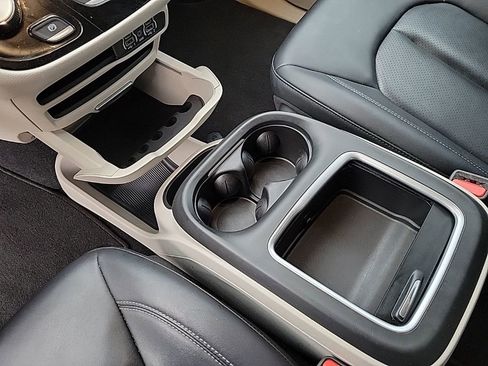 Used 2024 Chrysler Pacifica Touring-L image 9