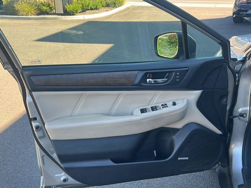 Used 2018 Subaru Outback 3.6R Limited AWD/4WD image 12
