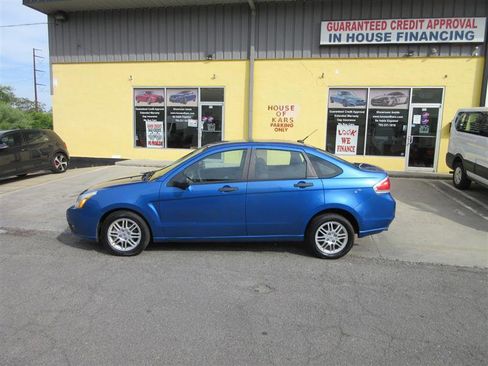Used 2011 Ford Focus SE FWD image 2