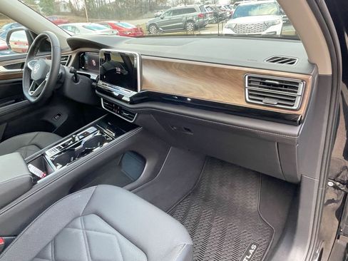 Used 2024 Volkswagen Atlas SE w/ Panoramic Sunroof Package image 9