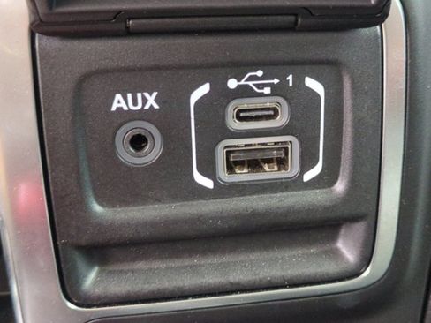 Used 2025 Jeep Wrangler Unlimited Sahara w/ Safety Group AWD/4WD image 23