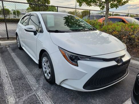 Used 2021 Toyota Corolla LE FWD image 2