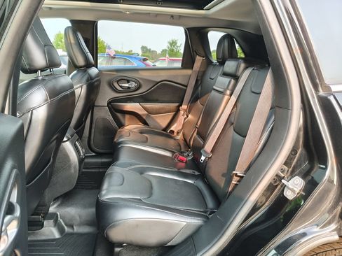 Used 2019 Jeep Cherokee Limited w/ Luxury Group AWD/4WD image 13