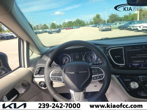 Used 2024 Chrysler Pacifica Touring-L FWD image 21