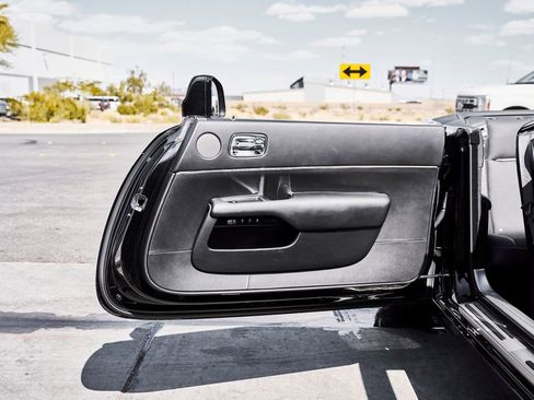 Used 2018 Rolls-Royce Dawn RWD image 22