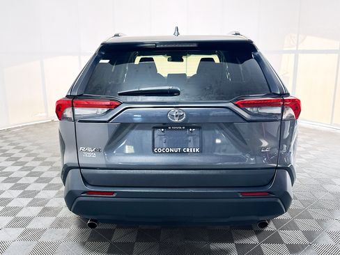 Used 2021 Toyota RAV4 LE FWD image 4