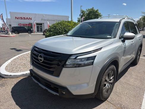 Used 2022 Nissan Pathfinder SL w/ SL Black Package FWD image 5