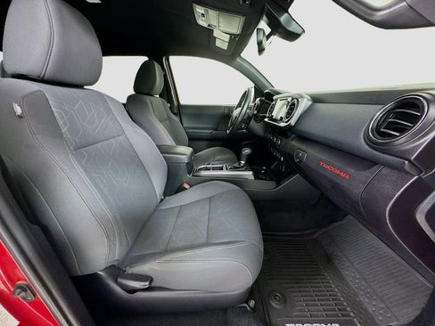 Used 2018 Toyota Tacoma TRD Sport AWD/4WD image 25