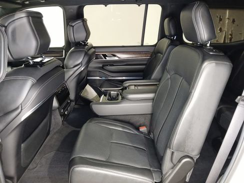 Used 2022 Jeep Grand Wagoneer Series I AWD/4WD image 11