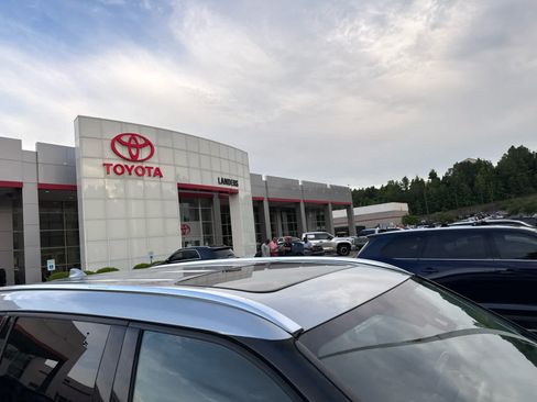 Used 2021 Toyota Highlander XLE AWD/4WD image 2