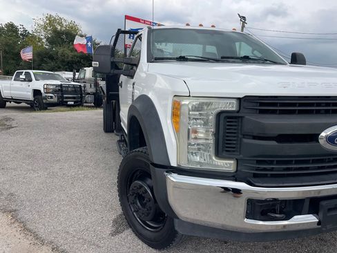 Used 2017 Ford F550 2WD Regular Cab Super Duty image 3