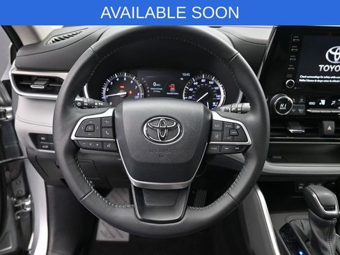 Used 2022 Toyota Highlander XLE AWD/4WD image 16