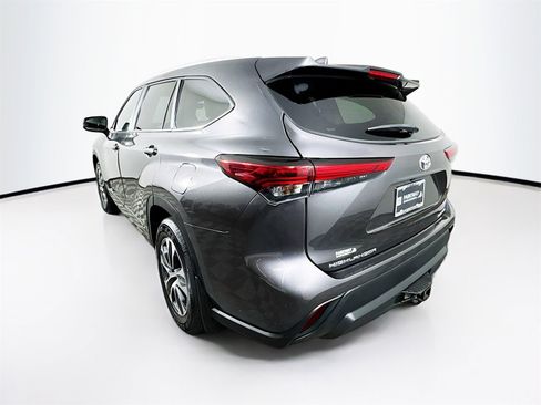 Used 2023 Toyota Highlander XLE image 5