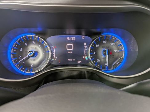 Used 2023 Chrysler Pacifica Touring-L FWD image 4
