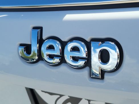 Used 2025 Jeep Compass Latitude AWD/4WD image 6