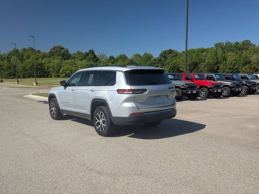 Used 2023 Jeep Grand Cherokee L Limited AWD/4WD image 3