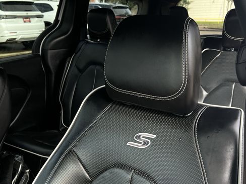 Used 2024 Chrysler Pacifica Limited w/ S Appearance Package image 21